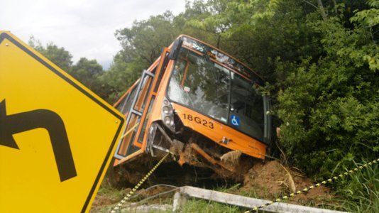 Ônibus tomba com 28 Passageiros